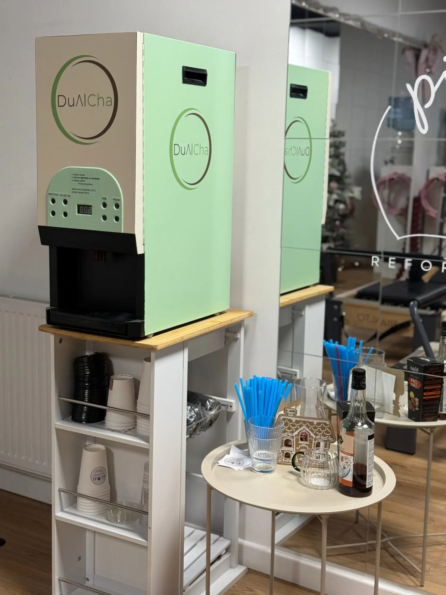 Automat DuAlCha z matchą i hojichą w studiu Lumi Pilates w Markach