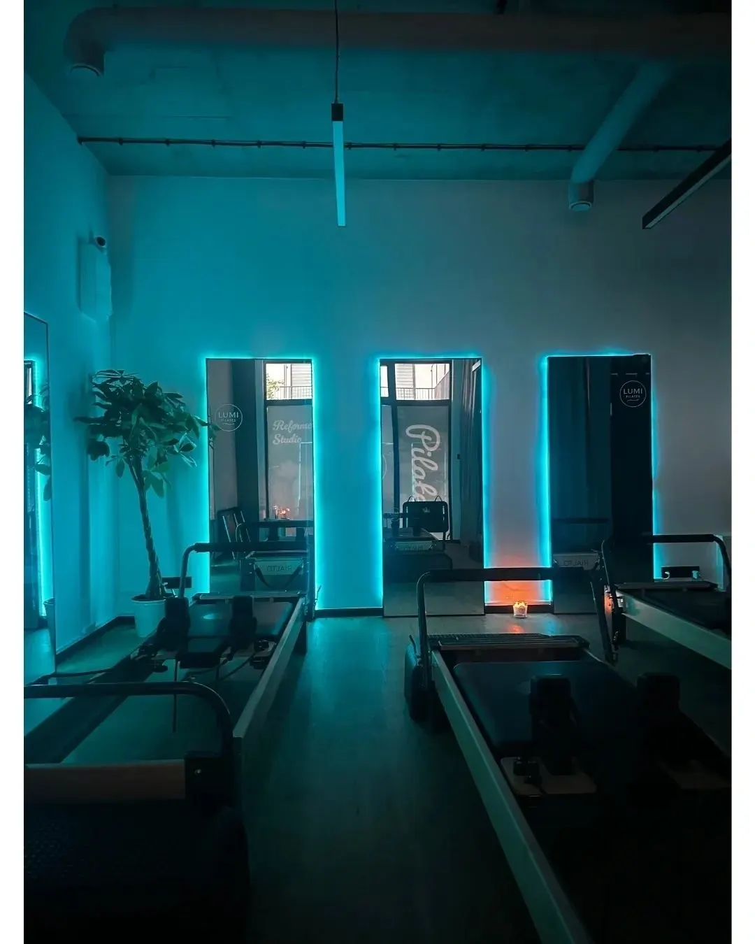 Studio Lumi Pilates w Radzyminie wieczorem w turkusowym świetle